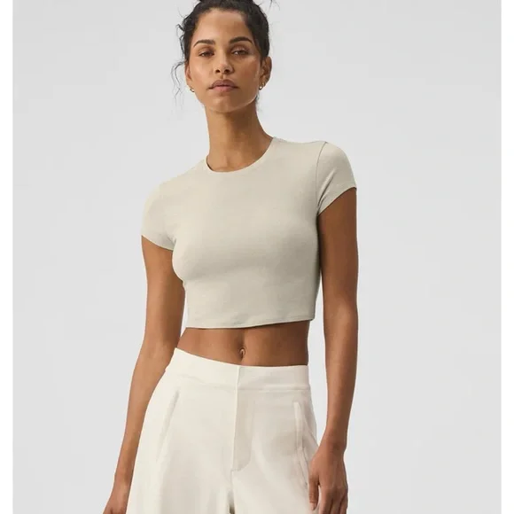 ヨガ・ピラティス Alo soft Crop Finesse Short Sleeve S W1406R_01_b1_s1_ai_1_m206_1024
